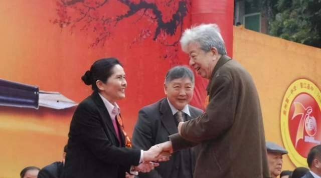 开云下载-勒夫意外当选年度最佳教练，球迷惊喜万分的简单介绍