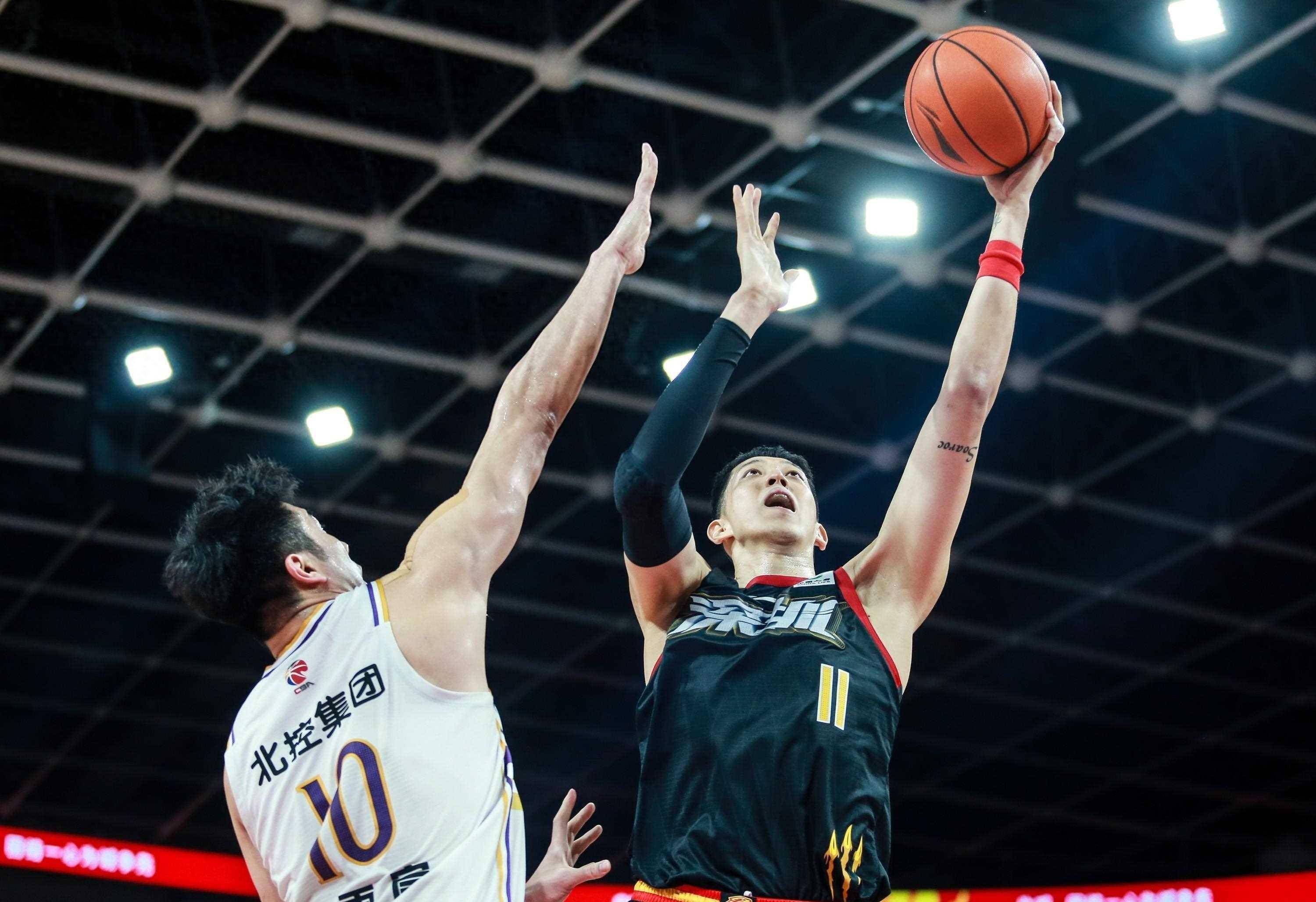 开云平台-CBA赛场上的精彩瞬间：球员飞身扣篮引爆现场的简单介绍