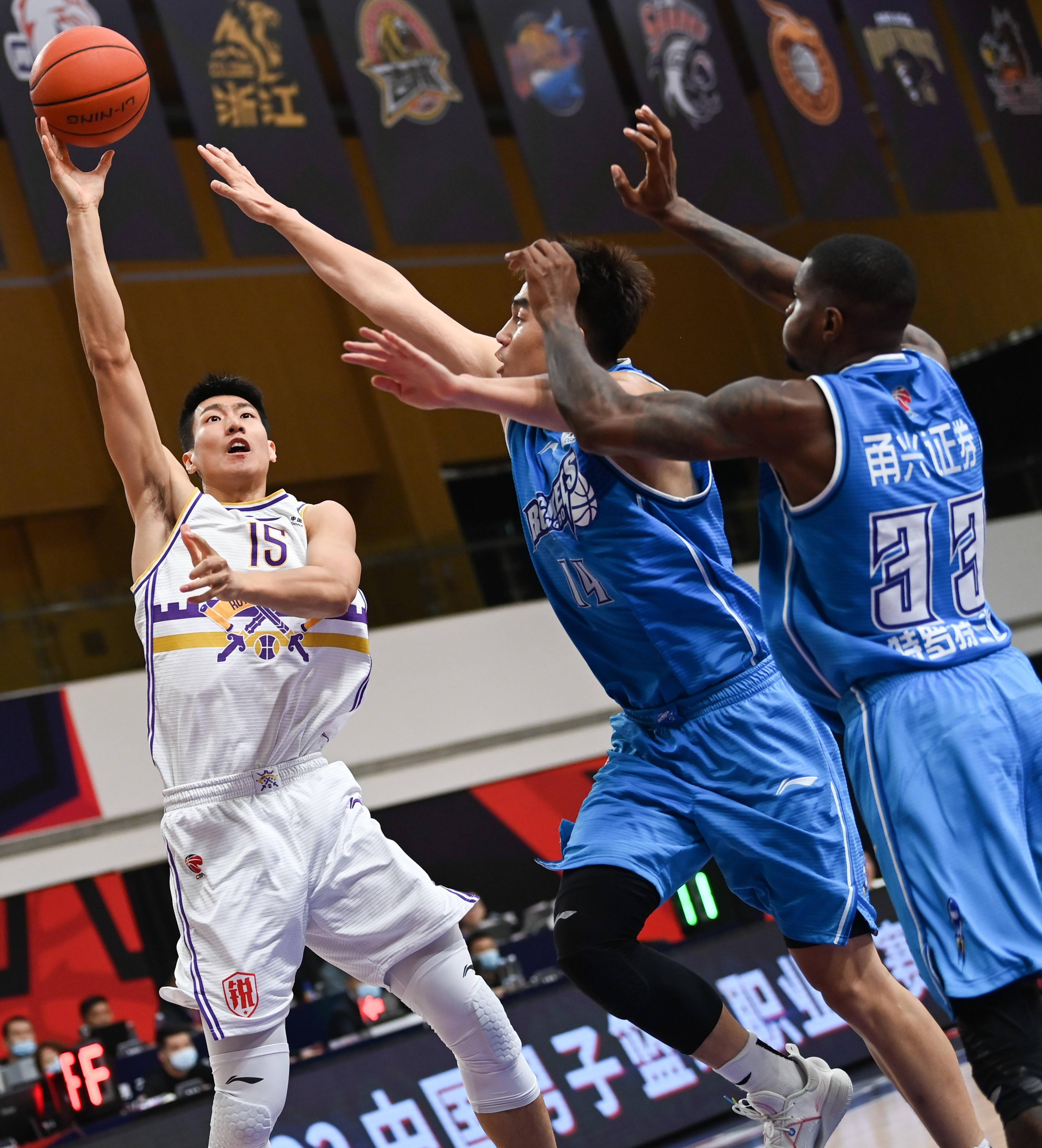 CBA赛场上的精彩瞬间:球员飞身扣篮引爆现场的简单介绍 CBA赛场上的精彩瞬间:球员飞身扣篮引爆现场的简单介绍