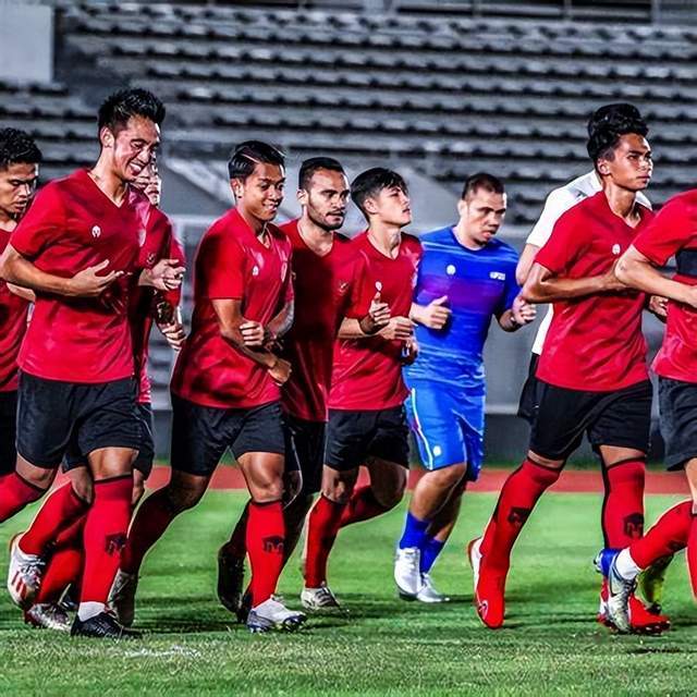 开云体育在线-国际足球比赛中球员们展现出全力以赴的拼搏态度