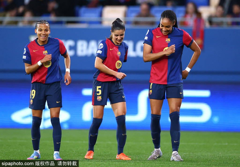 意大利女足队员全力以赴，力争取得比赛胜利的简单介绍