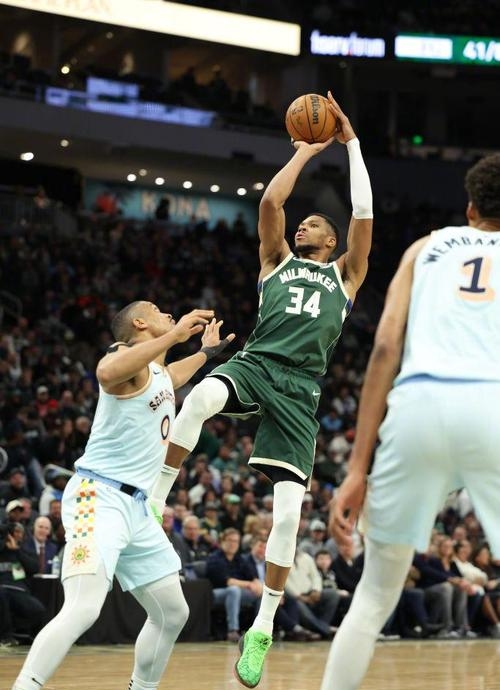 开云APP-雄鹿防守稳固，联盟最强攻防端