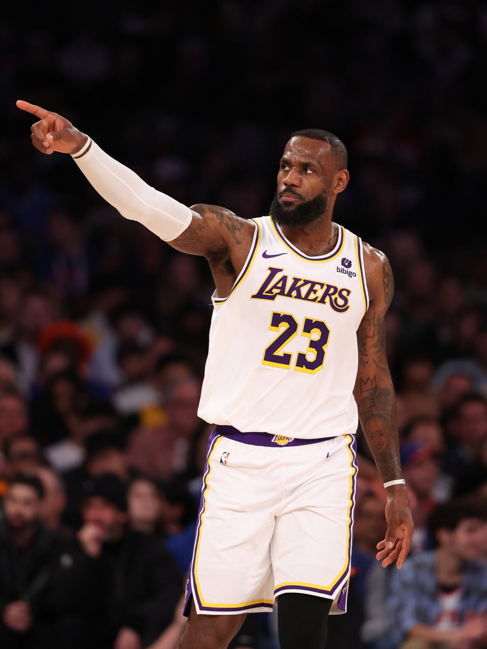 湖人队主场大胜勇士队，士气大振