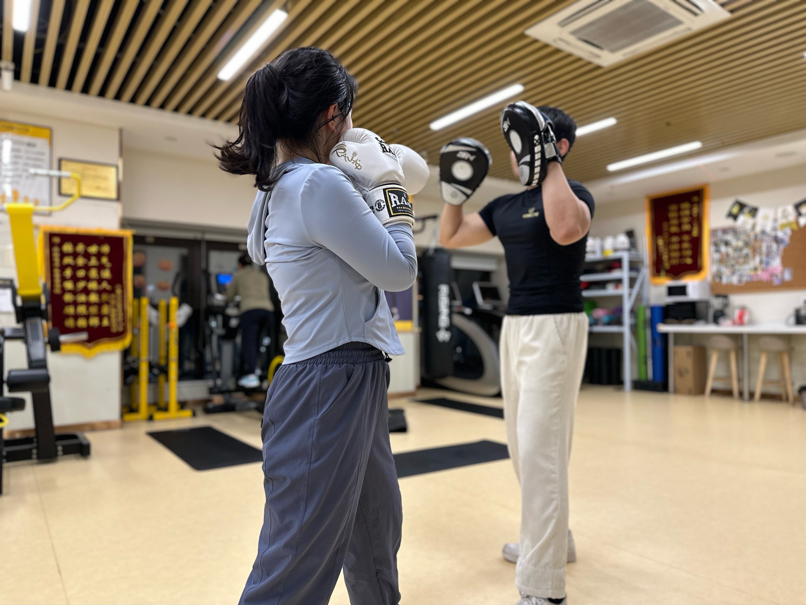 拳击场上,拳拳到位:选手力争领先的简单介绍 拳击场上,拳拳到位:选手力争领先的简单介绍