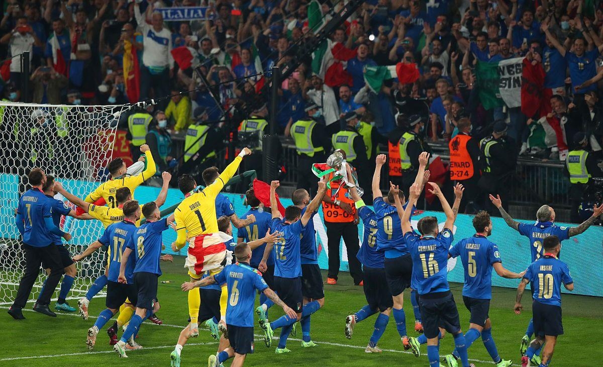 荷兰战胜土耳其，晋级欧预赛淘汰赛的简单介绍