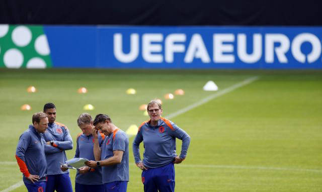 荷兰队惊险战胜对手,实现惊奇胜利 荷兰队惊险战胜对手,实现惊奇胜利