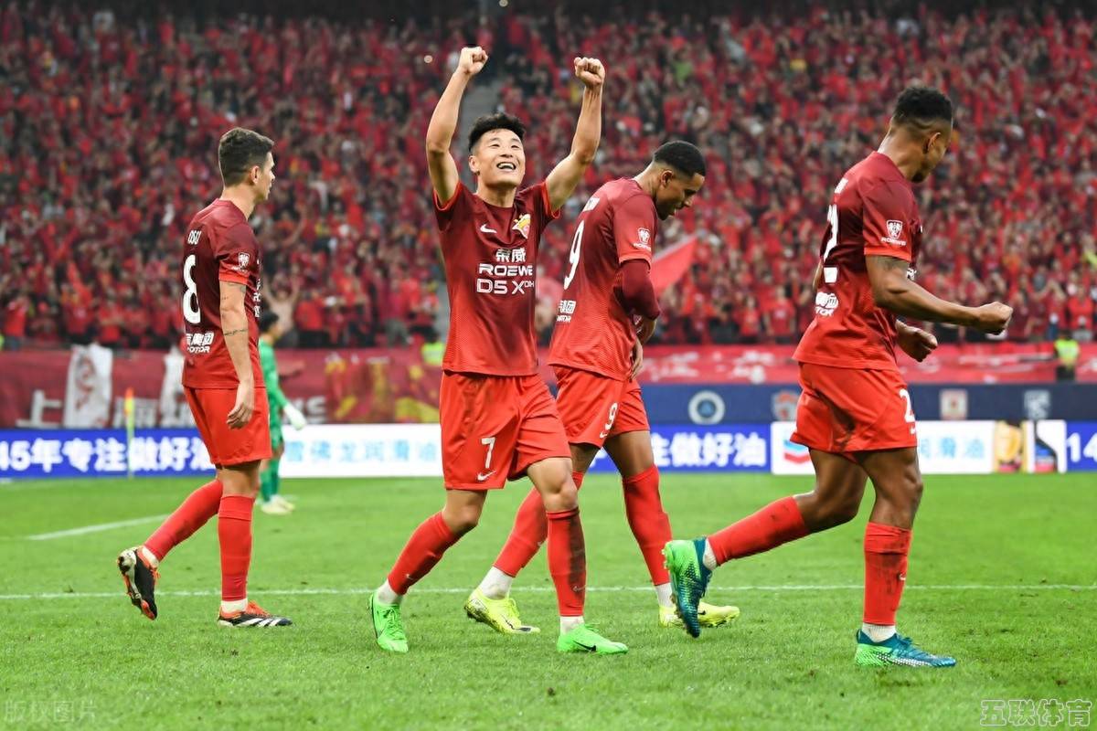 顶级足球对决：强强碰撞，胜负难料