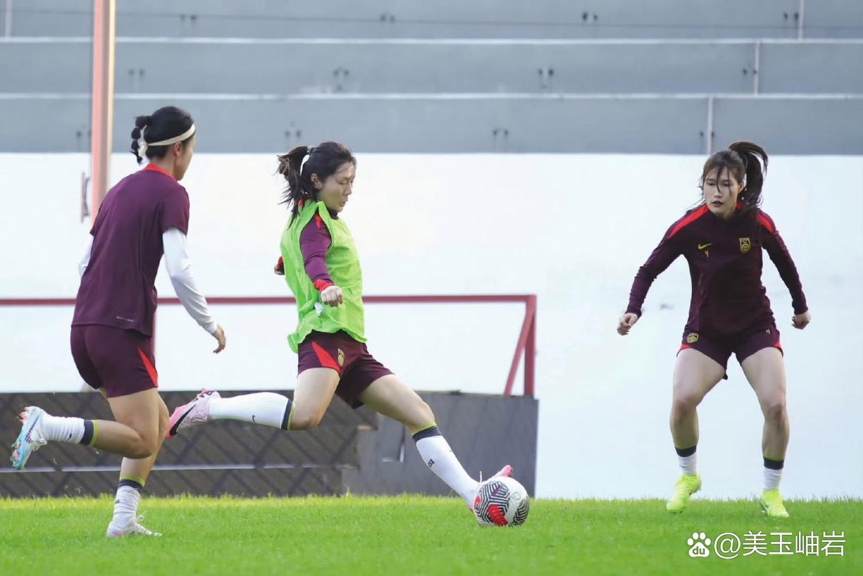 足球比赛中女队队员技压群芳的简单介绍 足球比赛中女队队员技压群芳的简单介绍