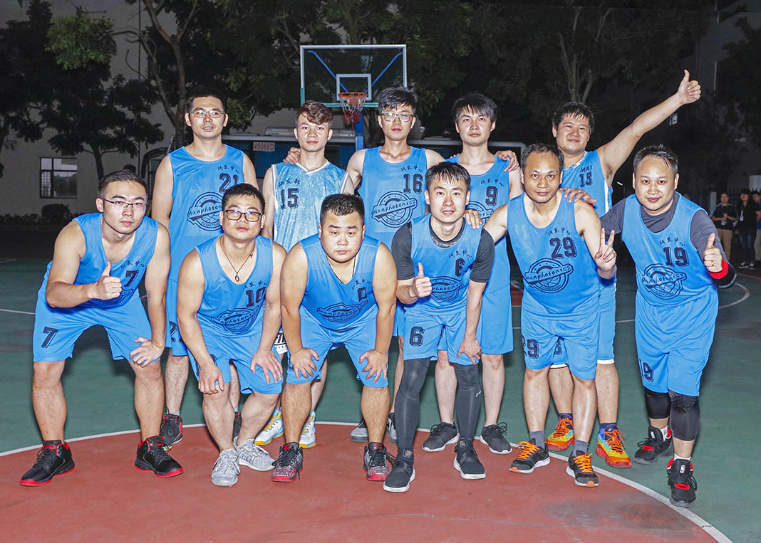 开云平台-篮球精英商讨新赛季战术，备战下一场比赛