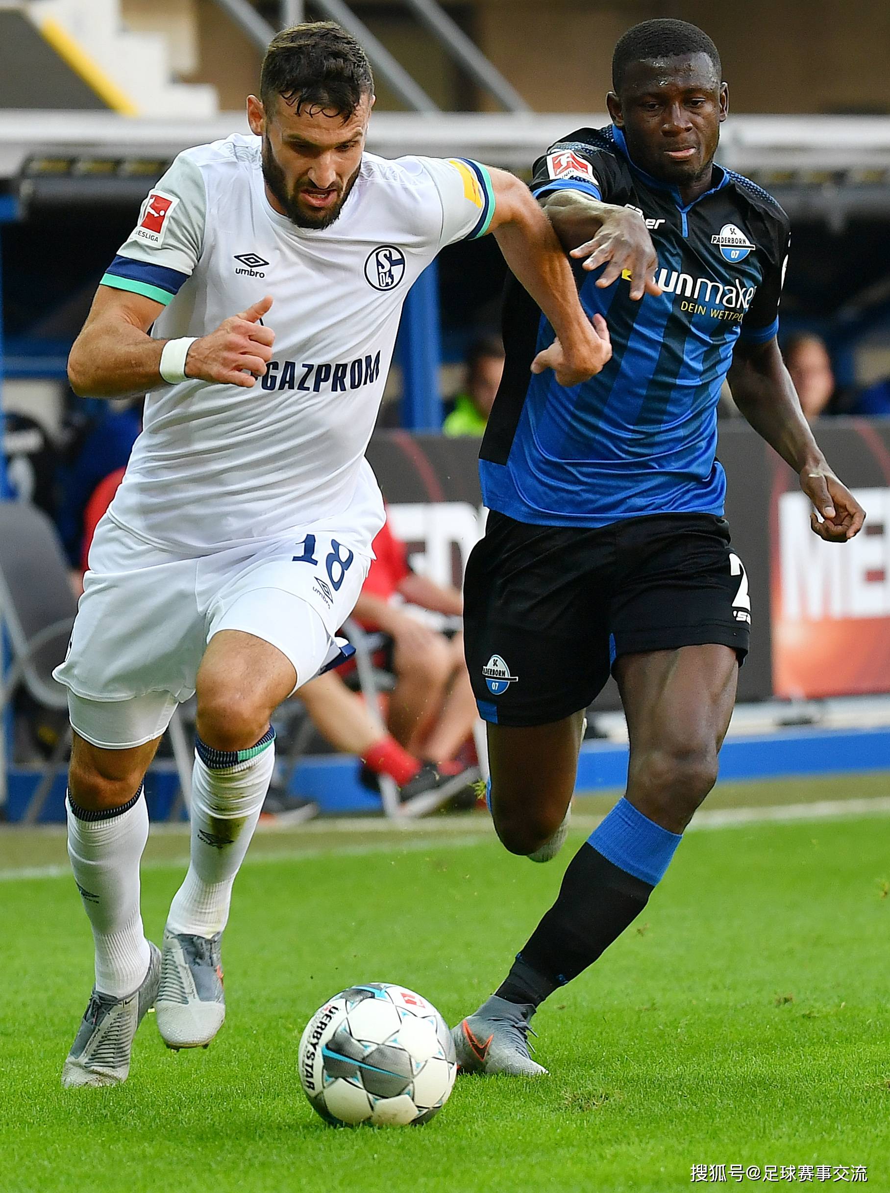 帕德博恩球员团结一心,共同努力取胜 帕德博恩球员团结一心,共同努力取胜