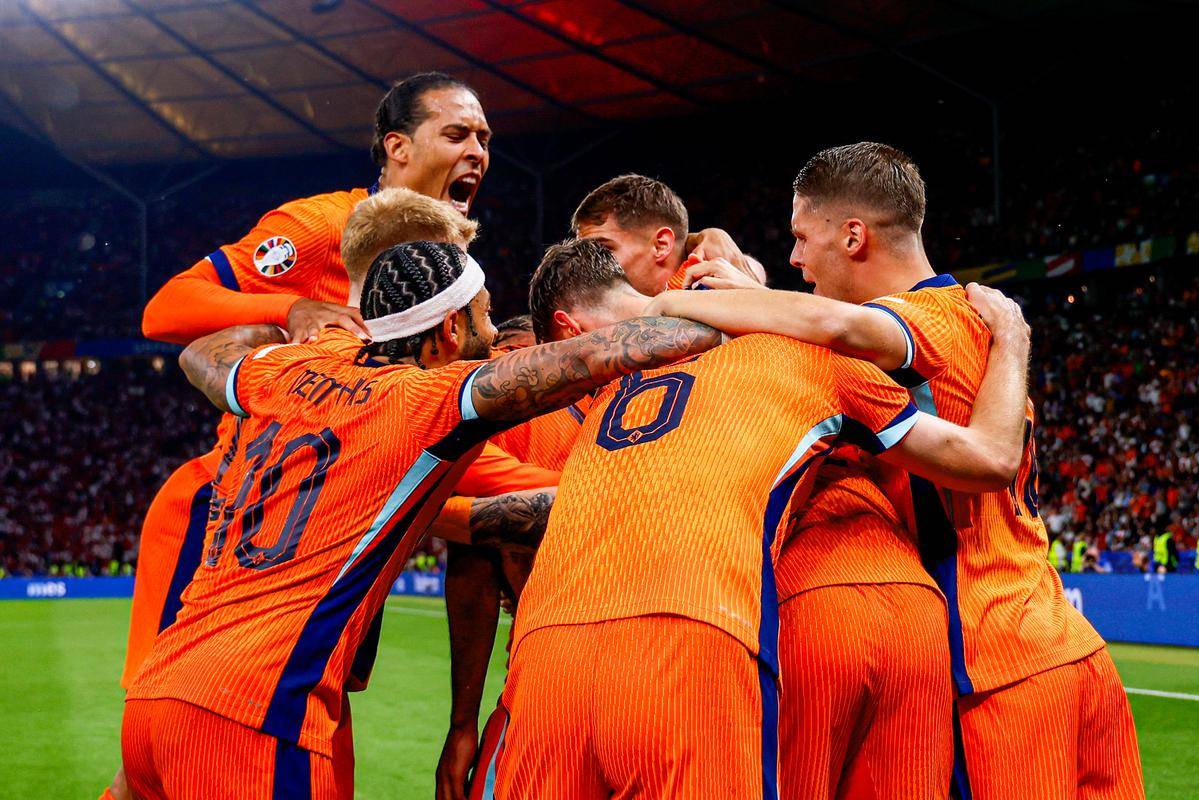 荷兰以-的比分战胜北爱尔兰在欧预赛比赛中 荷兰以-的比分战胜北爱尔兰在欧预赛比赛中