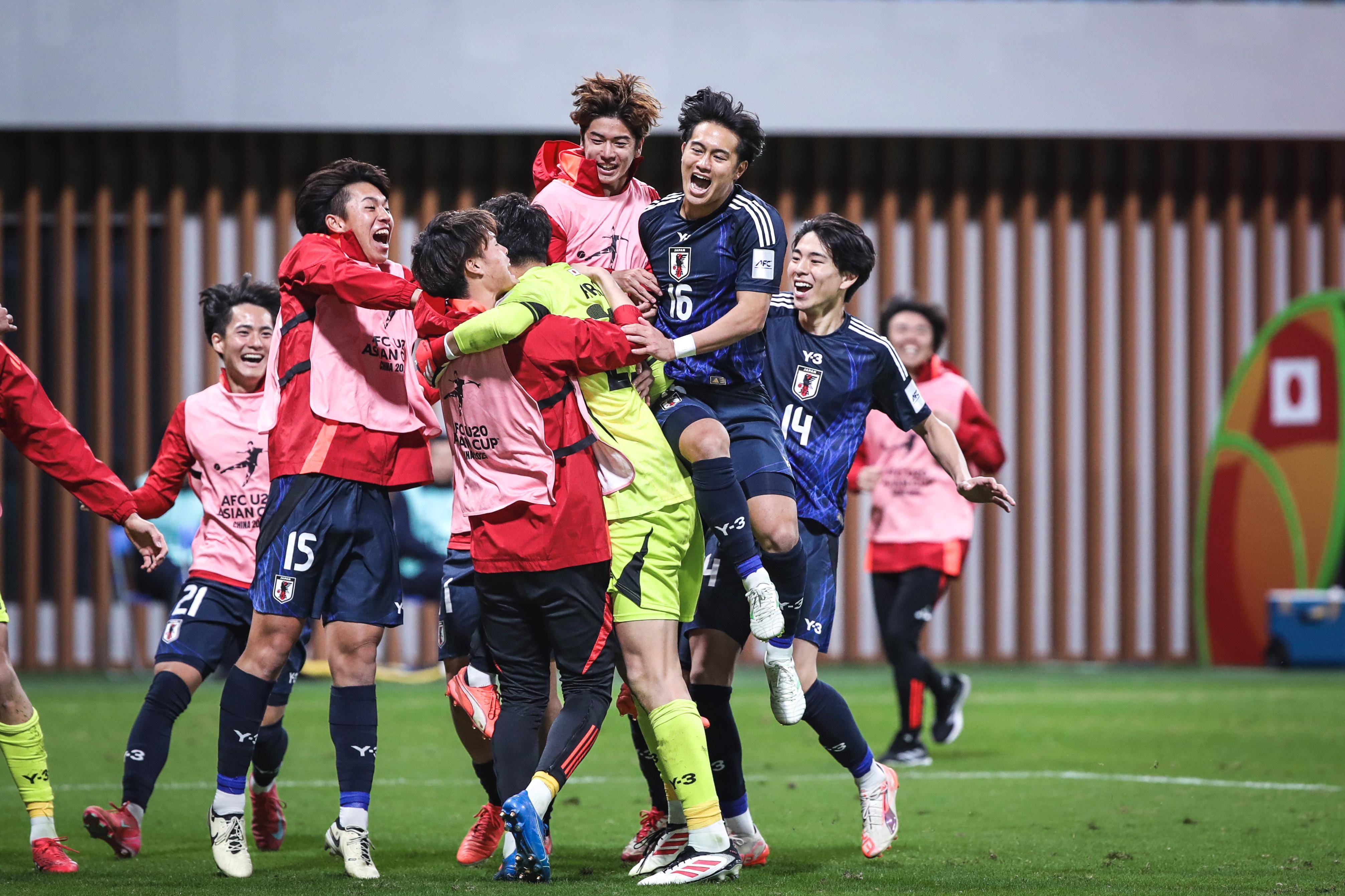 火爆赛事！亚洲足球赛场燃烧激情