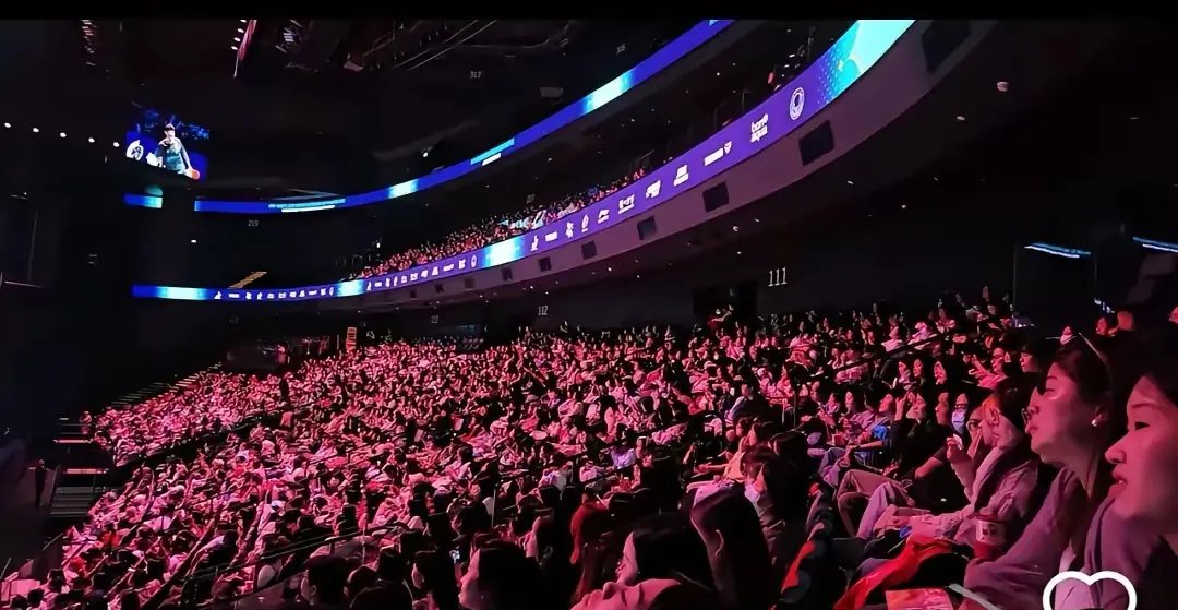 一场激动人心的比赛吸引了无数观众 一场激动人心的比赛吸引了无数观众