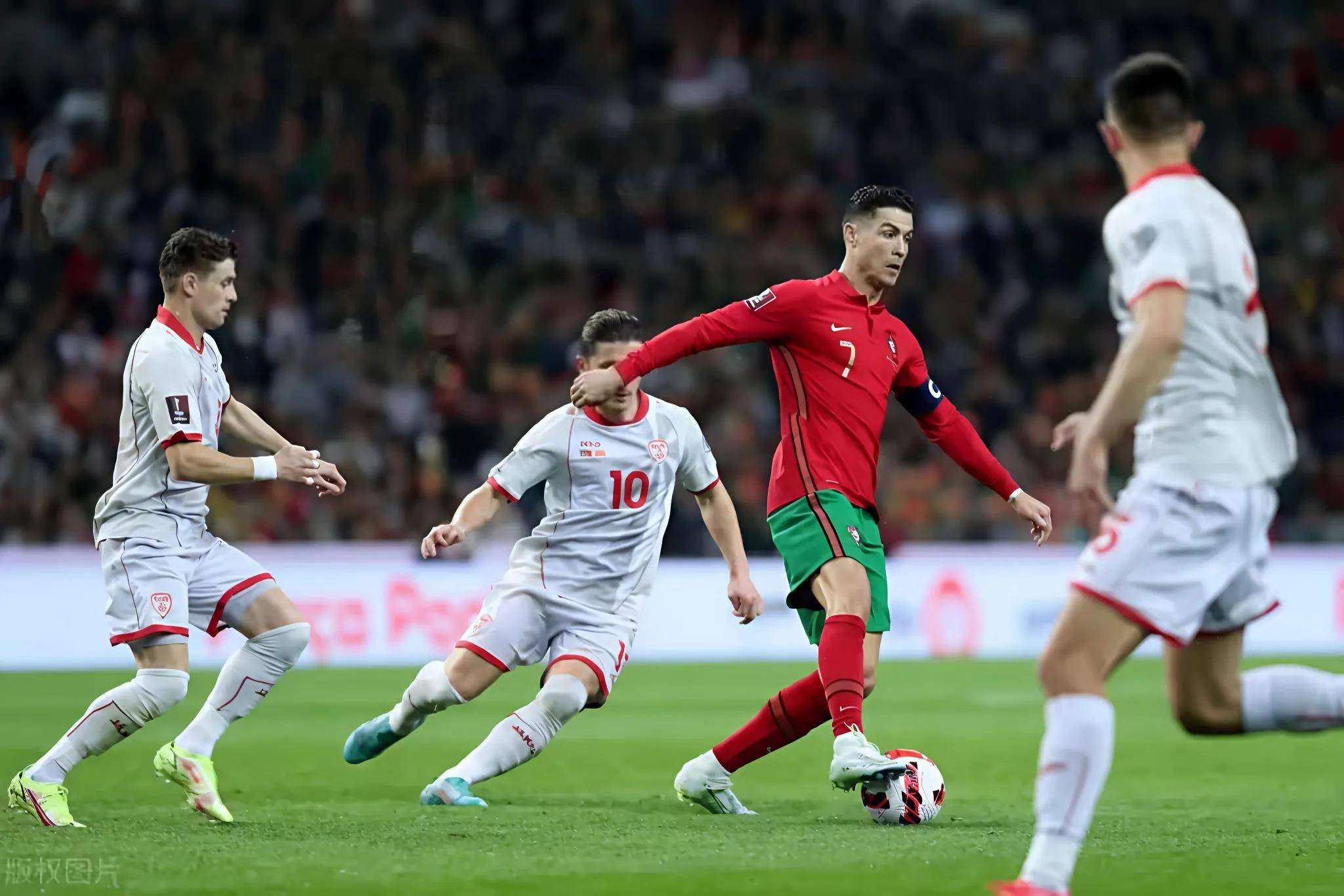 葡萄牙大胜，C罗率队晋级淘汰赛
