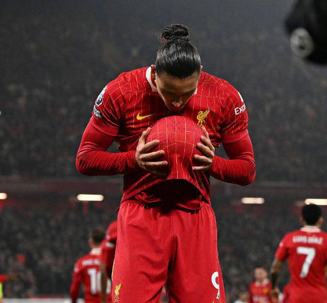 利物浦豪取胜仗：主场佳绩，领跑榜首