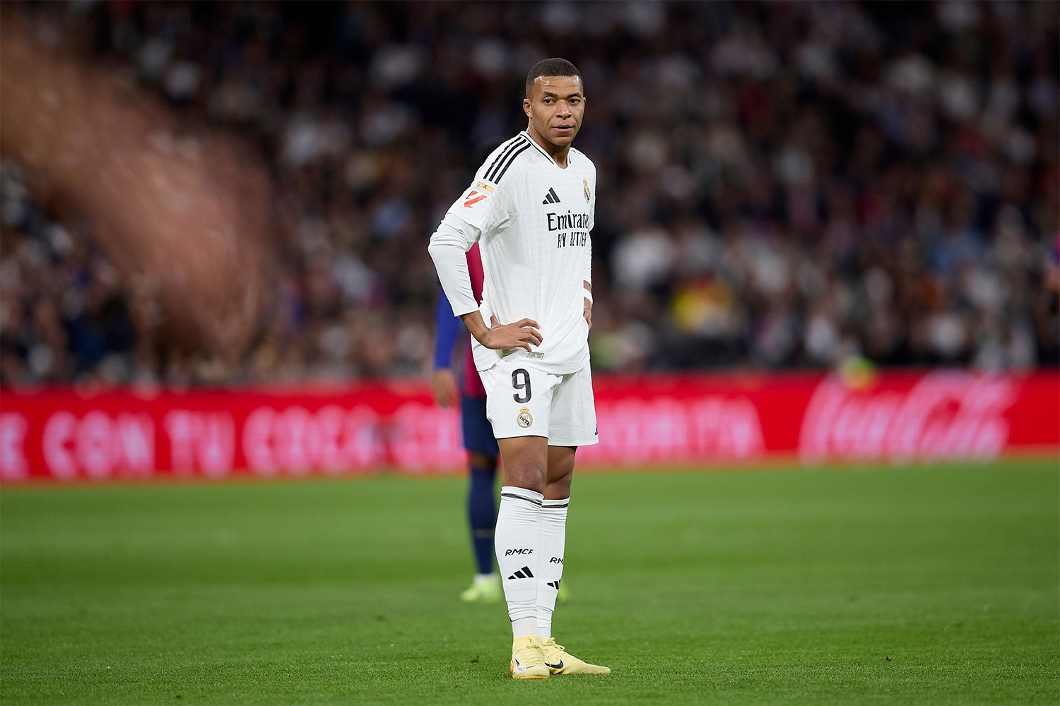 阿尔梅里亚脱颖而出，法甲赛场壮观景象