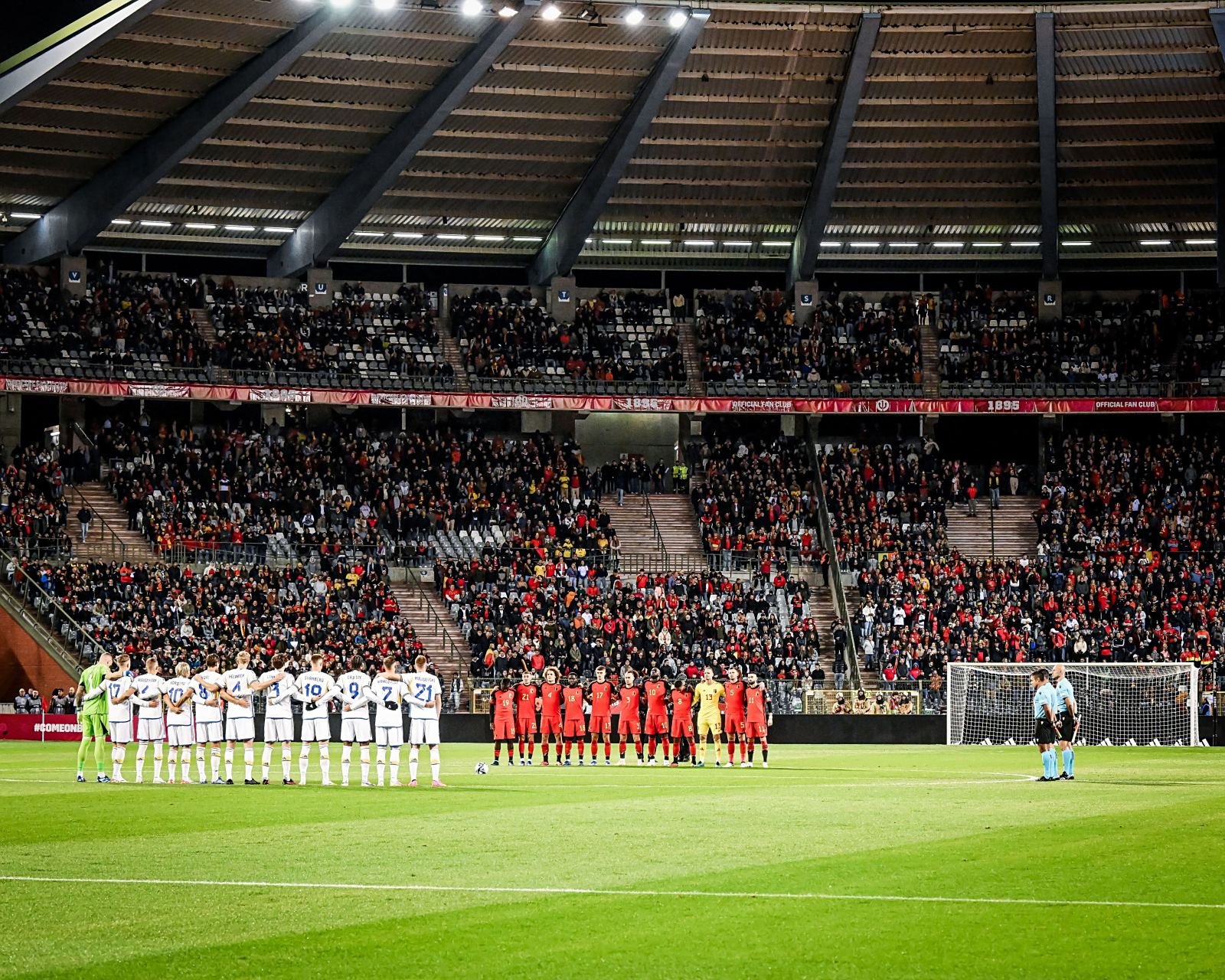 开云平台-欧预赛历史经典瞬间重温，球迷狂热不停歇