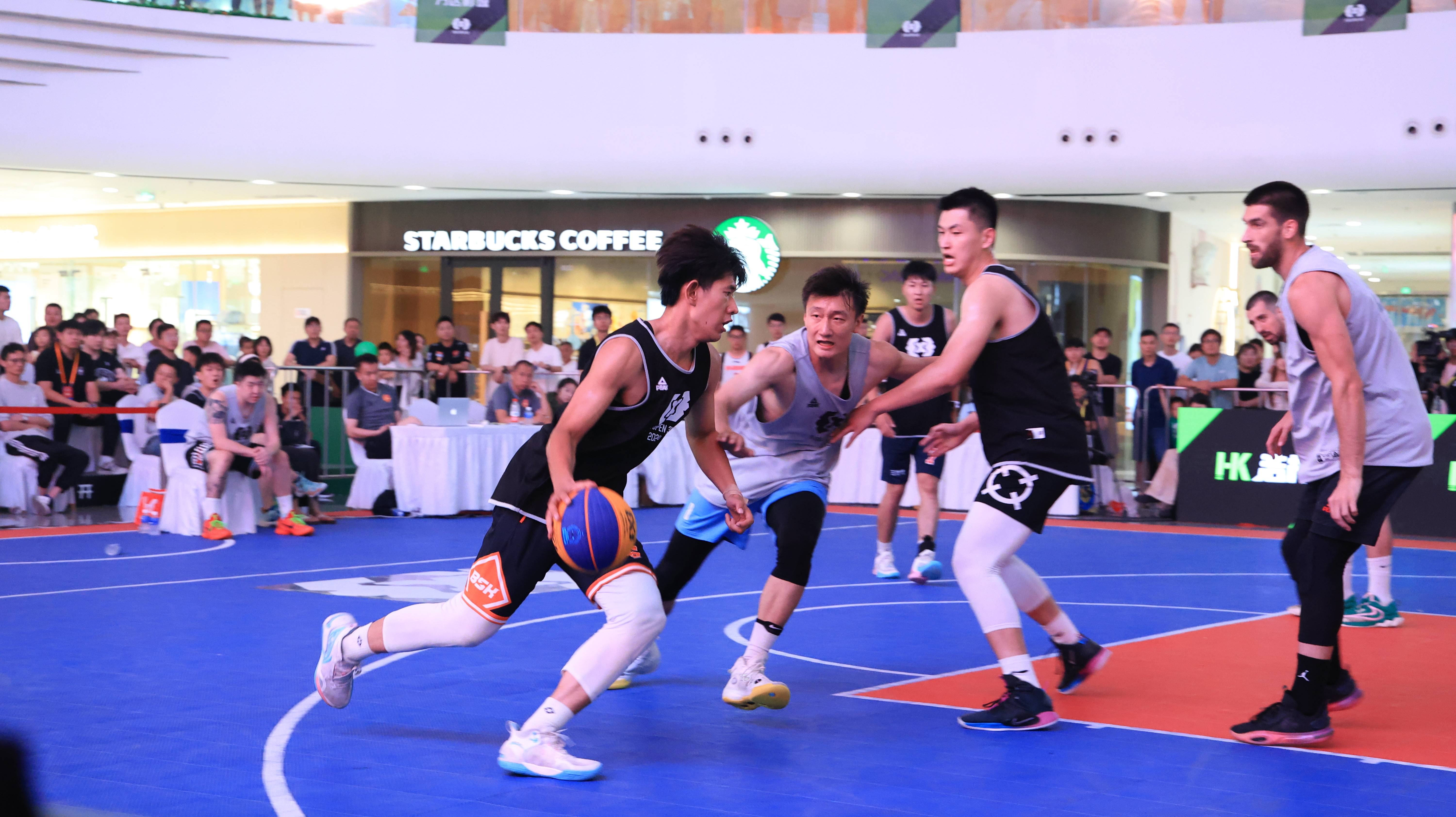 篮球比赛球员顶级表现，力拼取胜