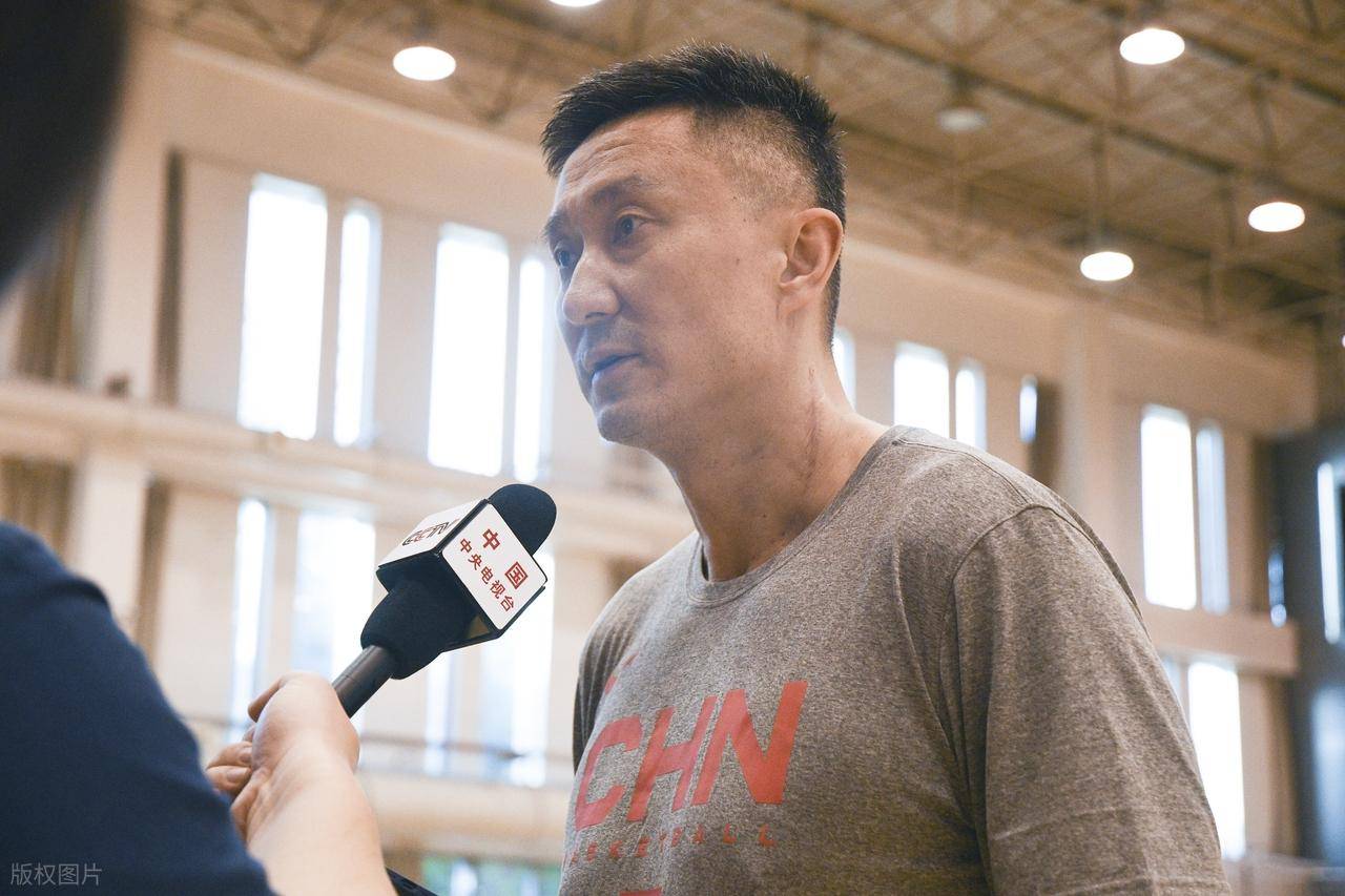 一位教练被任命为一支新的职业篮球球队的主教练