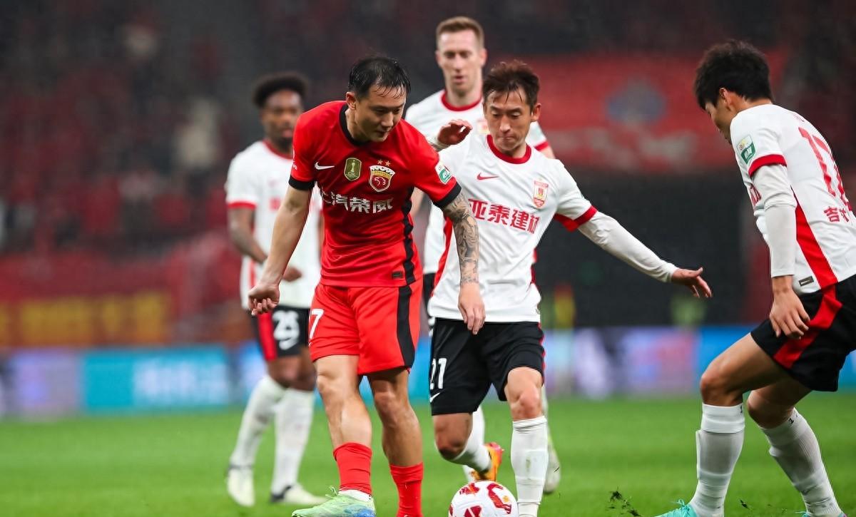 开云体育登录-场下助威声不断，球队斗志高昂