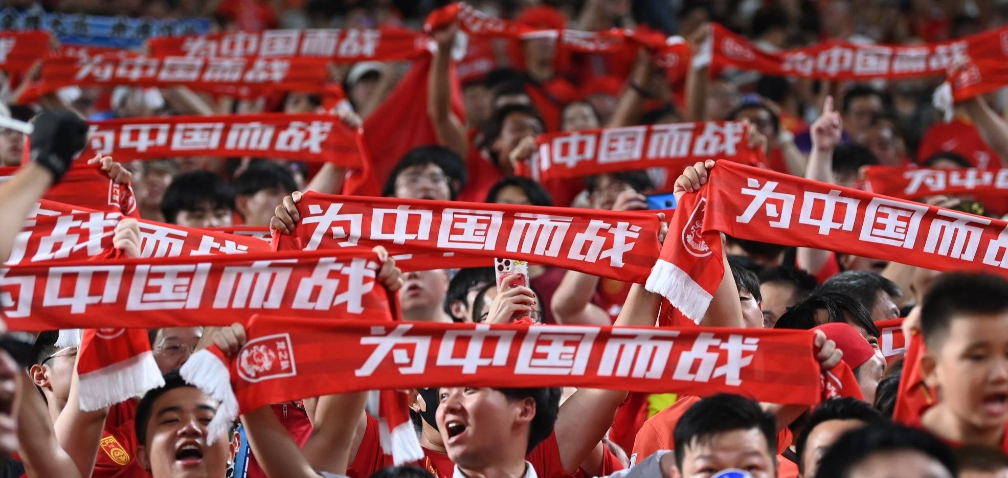 场下助威声不断,球队斗志高昂 场下助威声不断,球队斗志高昂