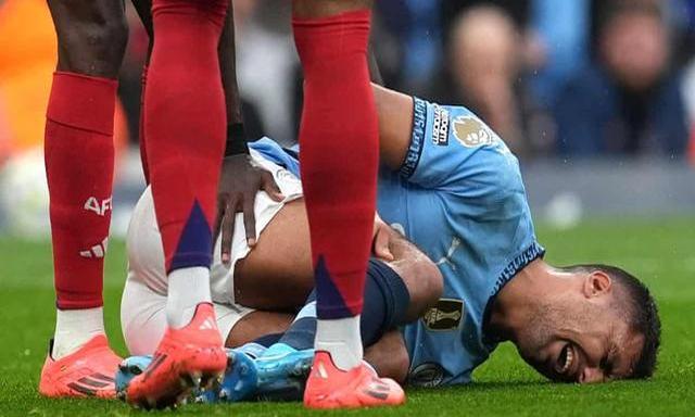 开云官网-曼城全面崩盘，球迷集体怀疑主教练战术