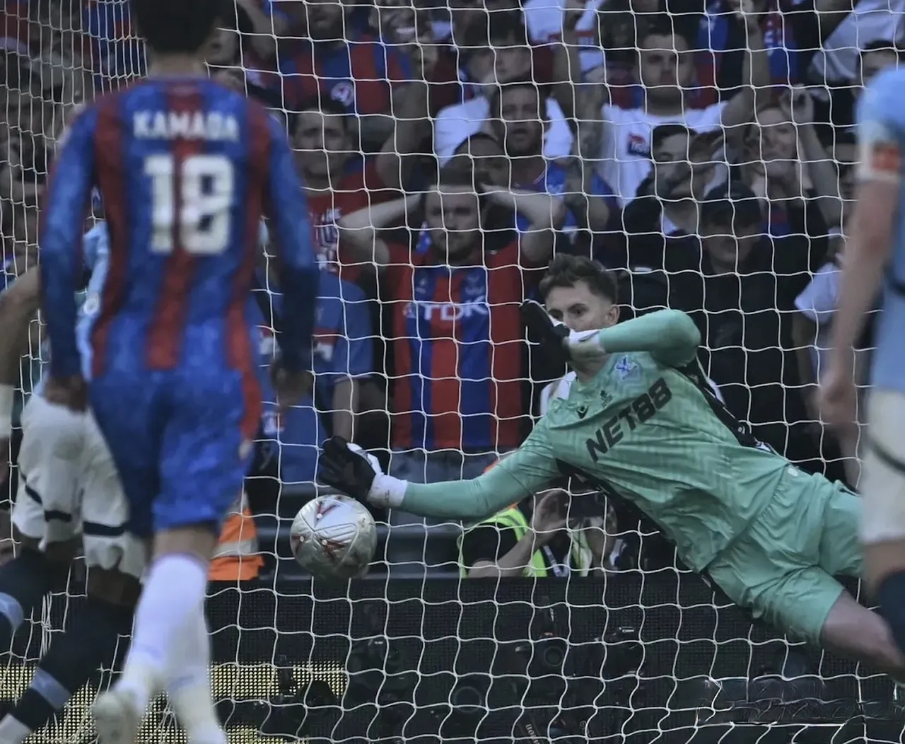 曼城全面崩盘，球迷集体怀疑主教练战术