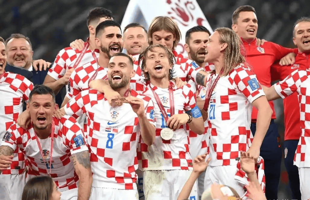 包含斯洛文尼亚以微弱优势战胜克罗地亚，出线希望渺茫的词条