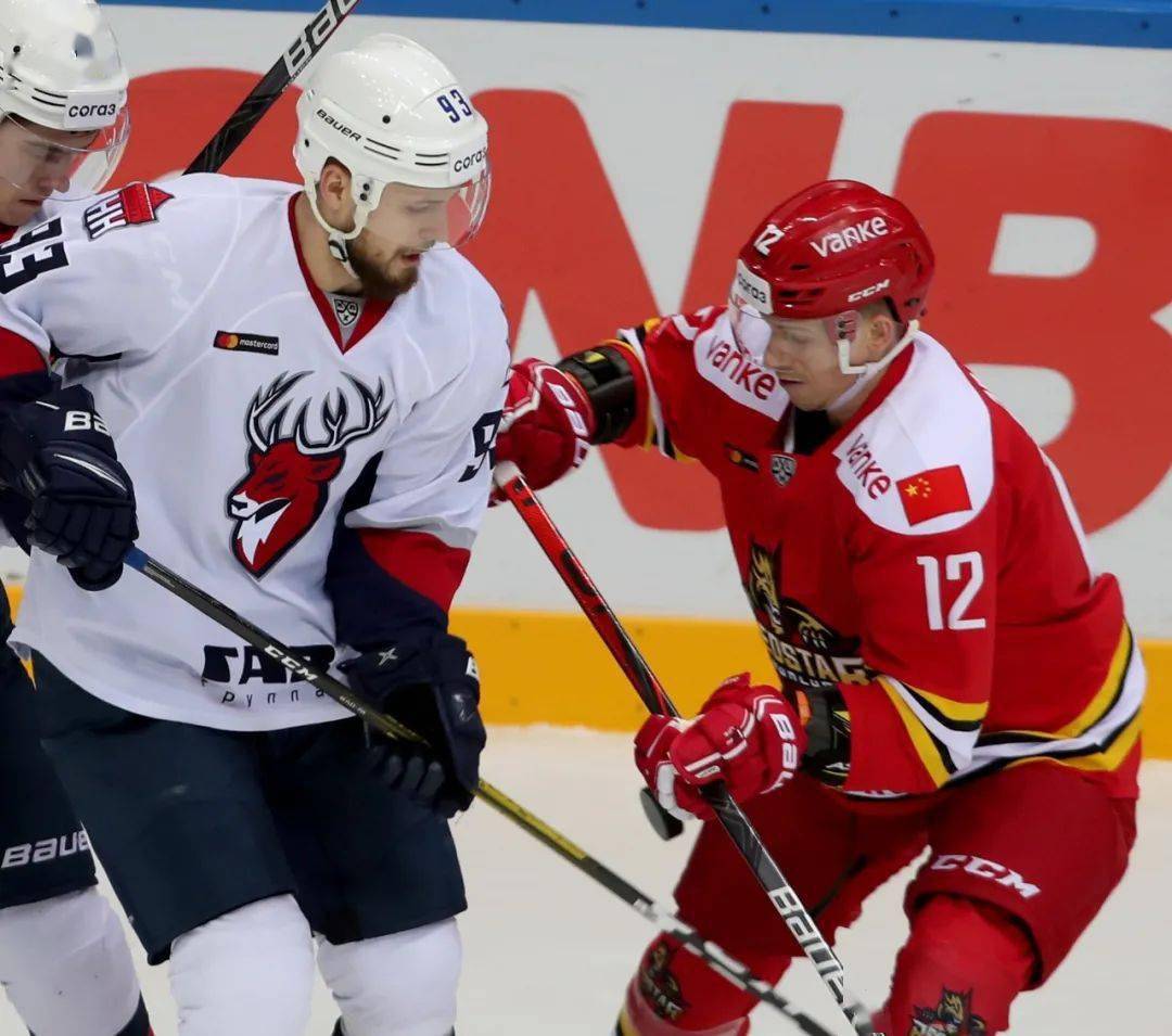 重庆力帆主场大胜武汉卓尔，豪取主场三分