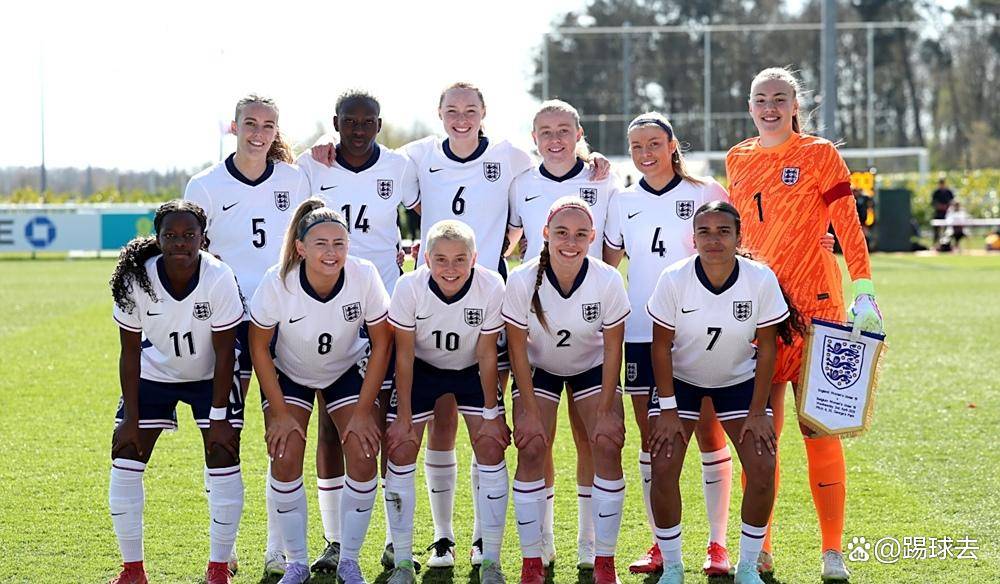 女足比赛球队举行季前赛，备战新赛季