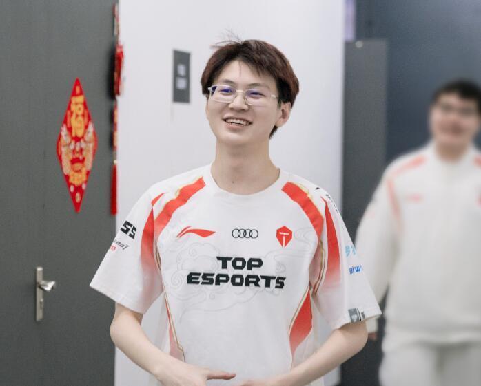 开云体育APP下载-EDG横扫FLY，Meiko操刀奇招英雄翻盘顶尖较量淘汰赛，点燃全场激情