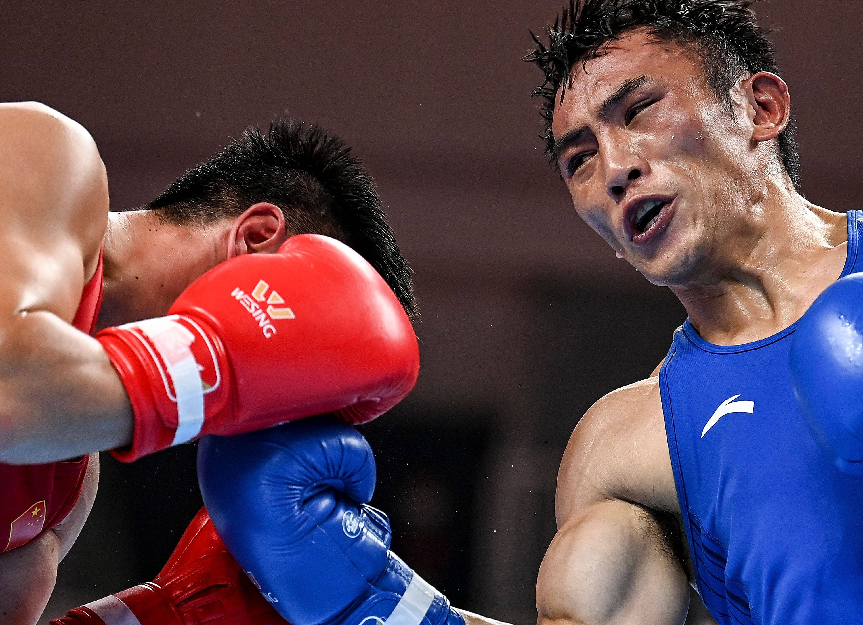 拳击选手全力出击比赛，备战心态平和