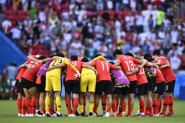 沃尔夫斯堡队员集体返场感谢球迷 沃尔夫斯堡队员集体返场感谢球迷