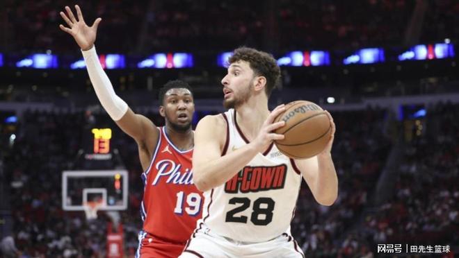 76人双塔表现神勇,轻松击败热火 76人双塔表现神勇,轻松击败热火
